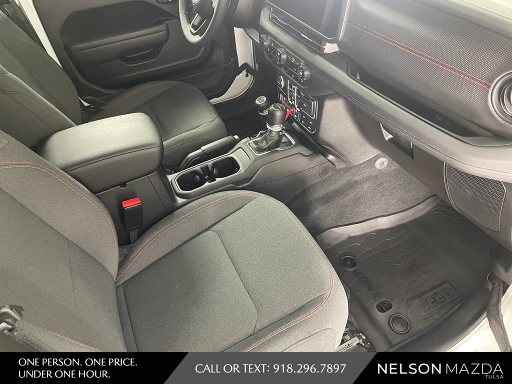 Used 2025 Jeep Gladiator Rubicon AWD/4WD image 36