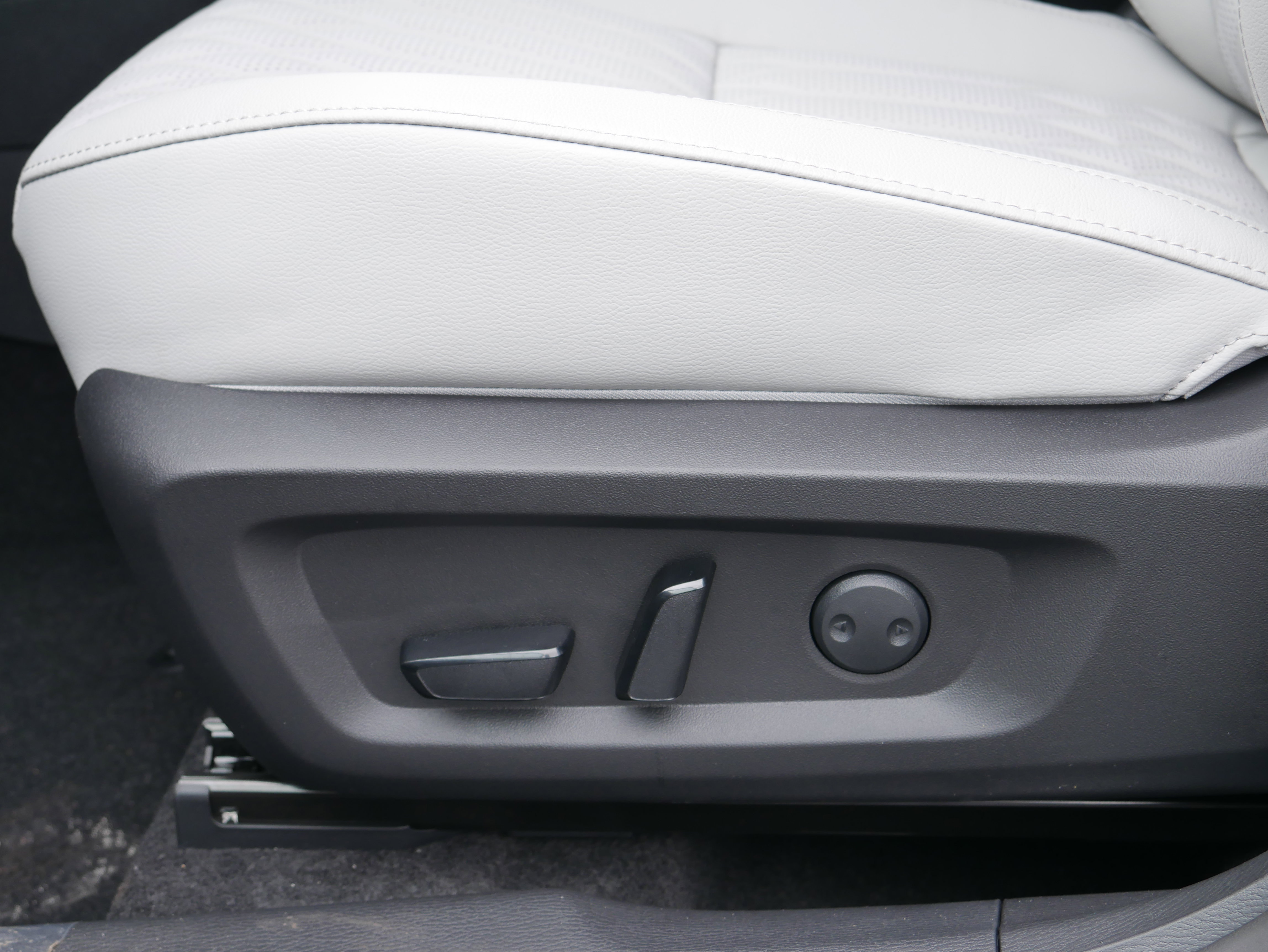 New 2026 Mitsubishi Outlander SEL image 13