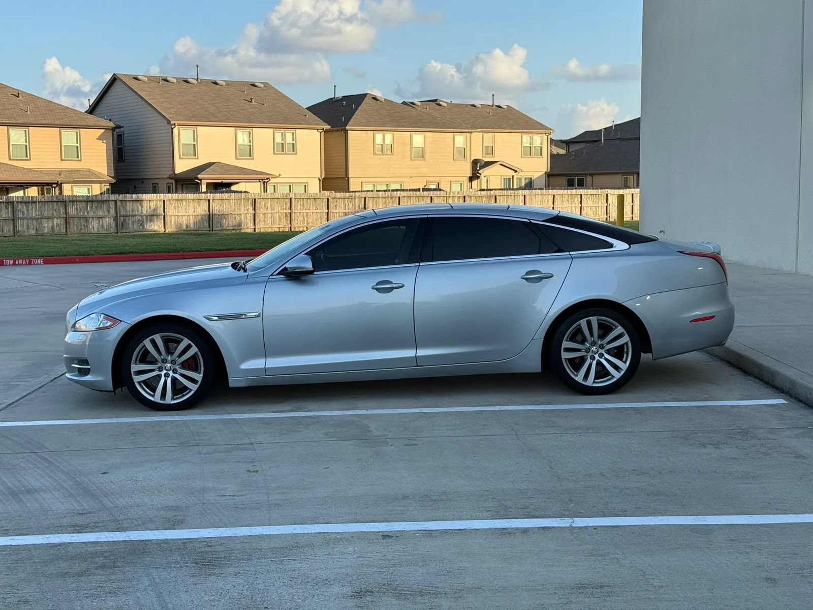 Used 2011 Jaguar XJ L RWD image 4