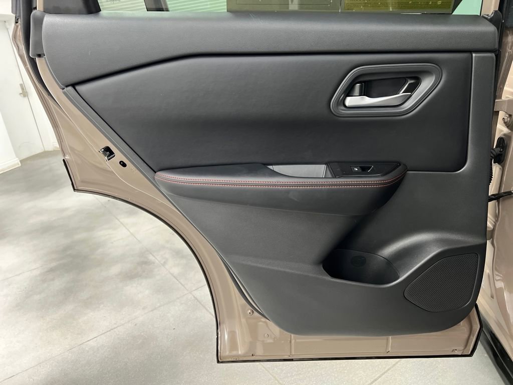 Used 2025 Nissan Rogue SV image 15