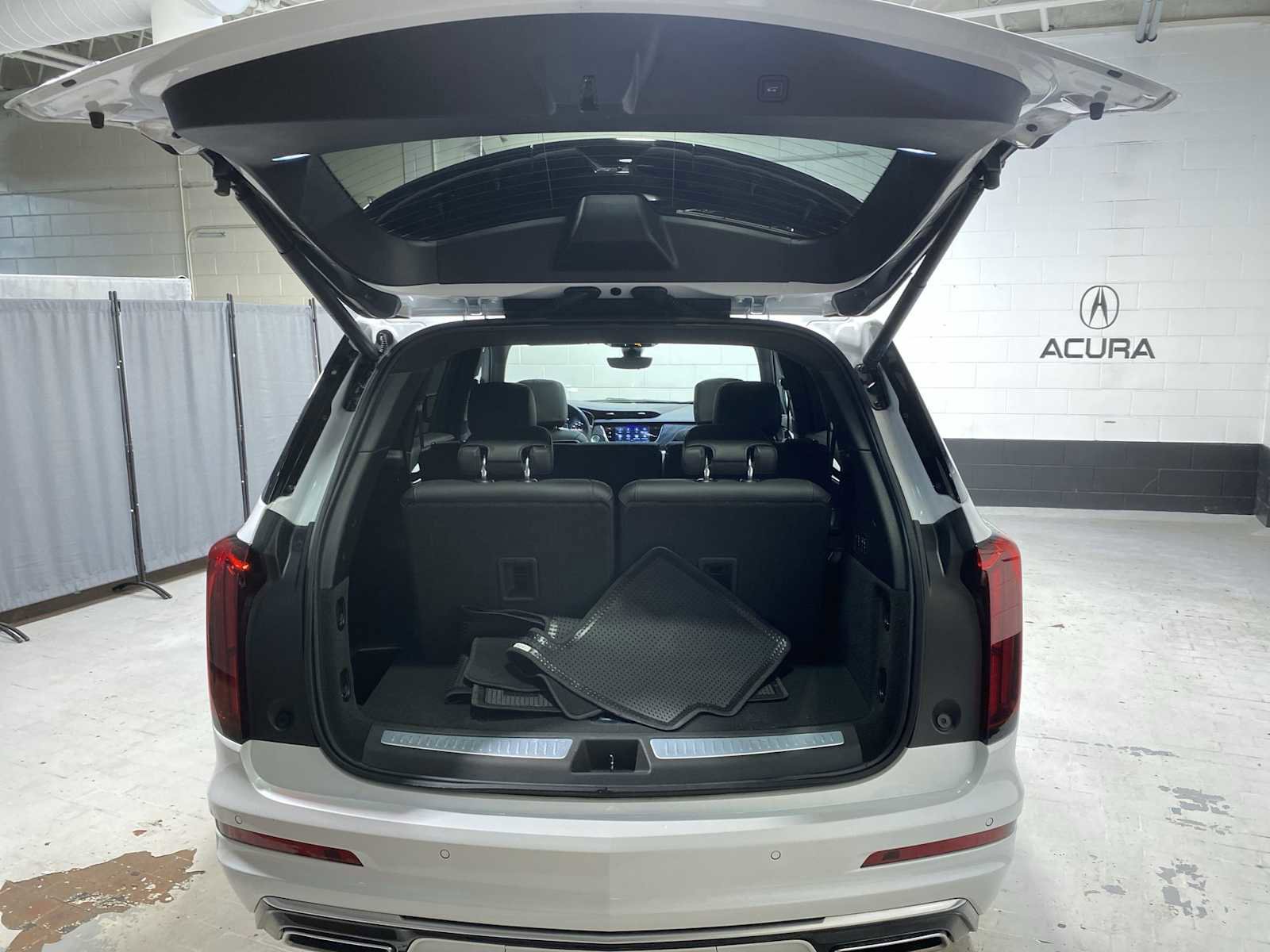 Used 2023 Cadillac XT6 Premium Luxury w/ Technology Package AWD/4WD image 19