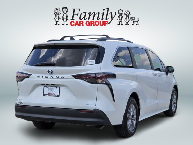 Certified 2025 Toyota Sienna XLE FWD image 4