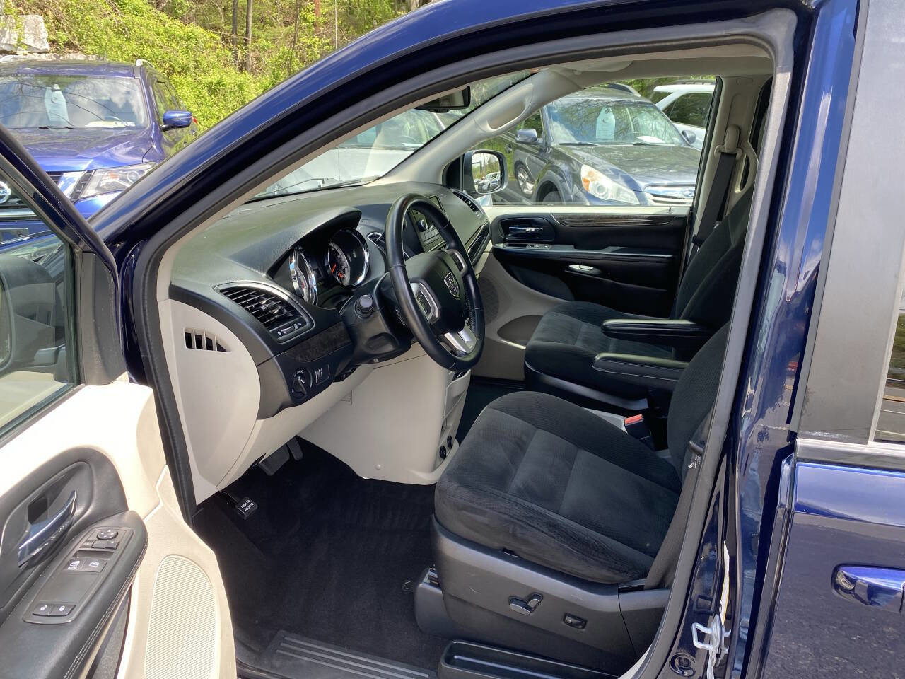 Used 2016 Dodge Grand Caravan SE w/ Quick Order Package 29E SE FWD image 9