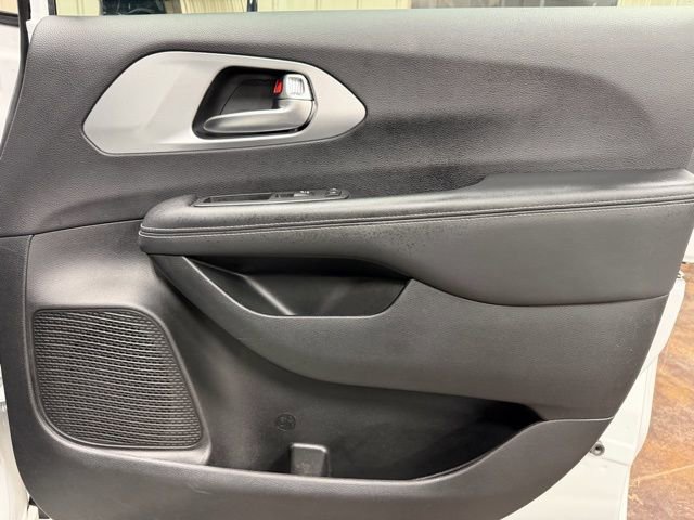 Used 2025 Chrysler Pacifica Limited image 30