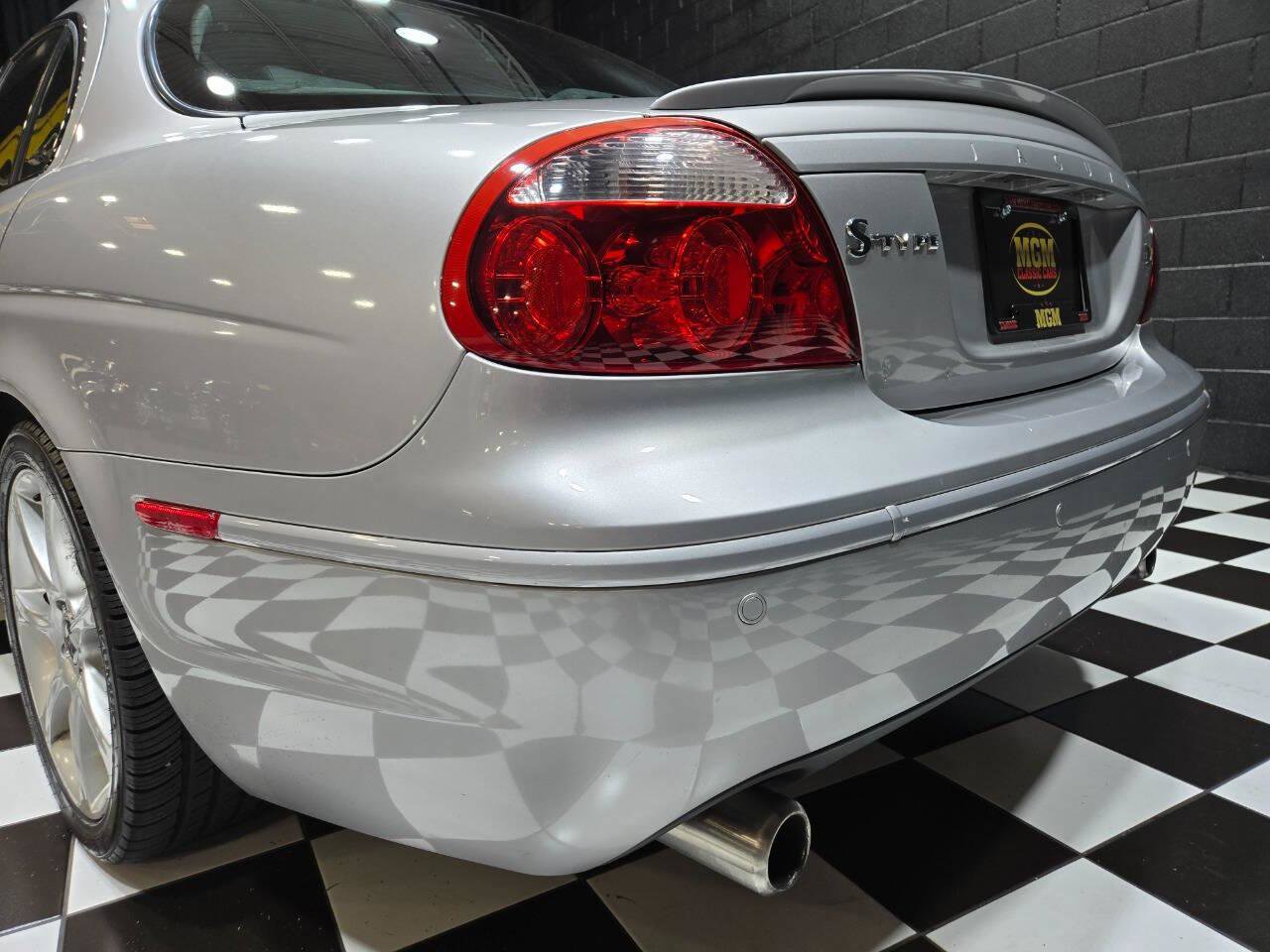 Used 2005 Jaguar S-TYPE R RWD image 19