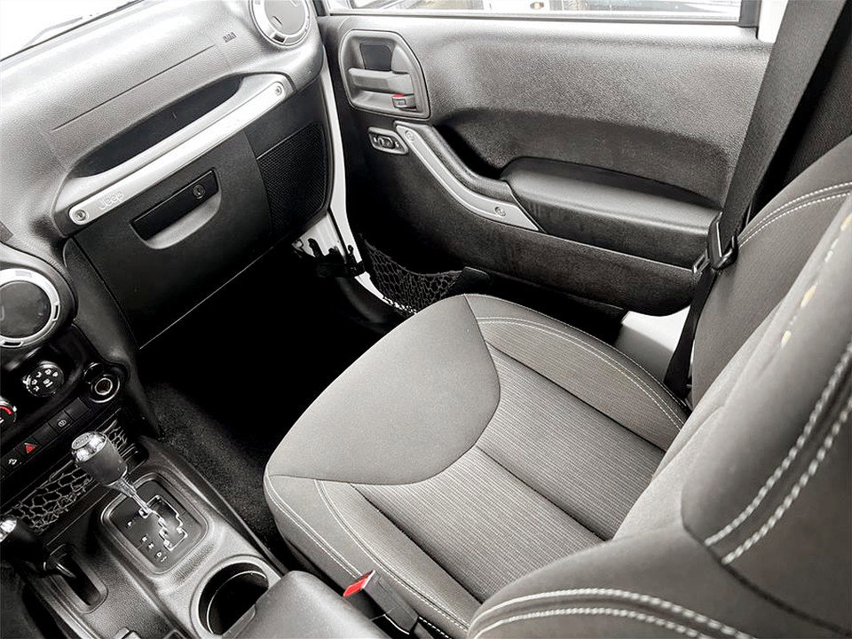 Used 2015 Jeep Wrangler Unlimited Sahara w/ Connectivity Group image 9