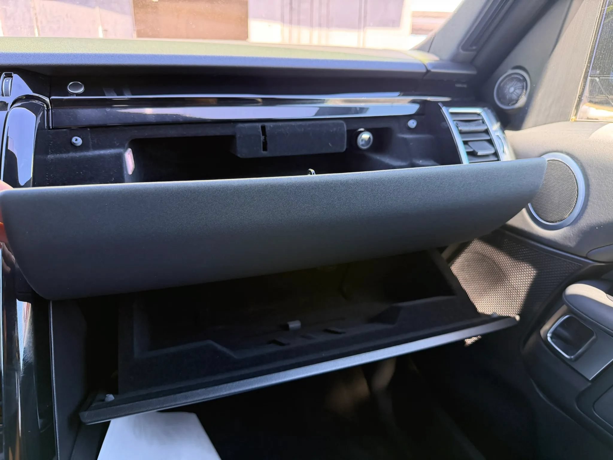 Used 2017 Land Rover Discovery SE AWD/4WD image 32