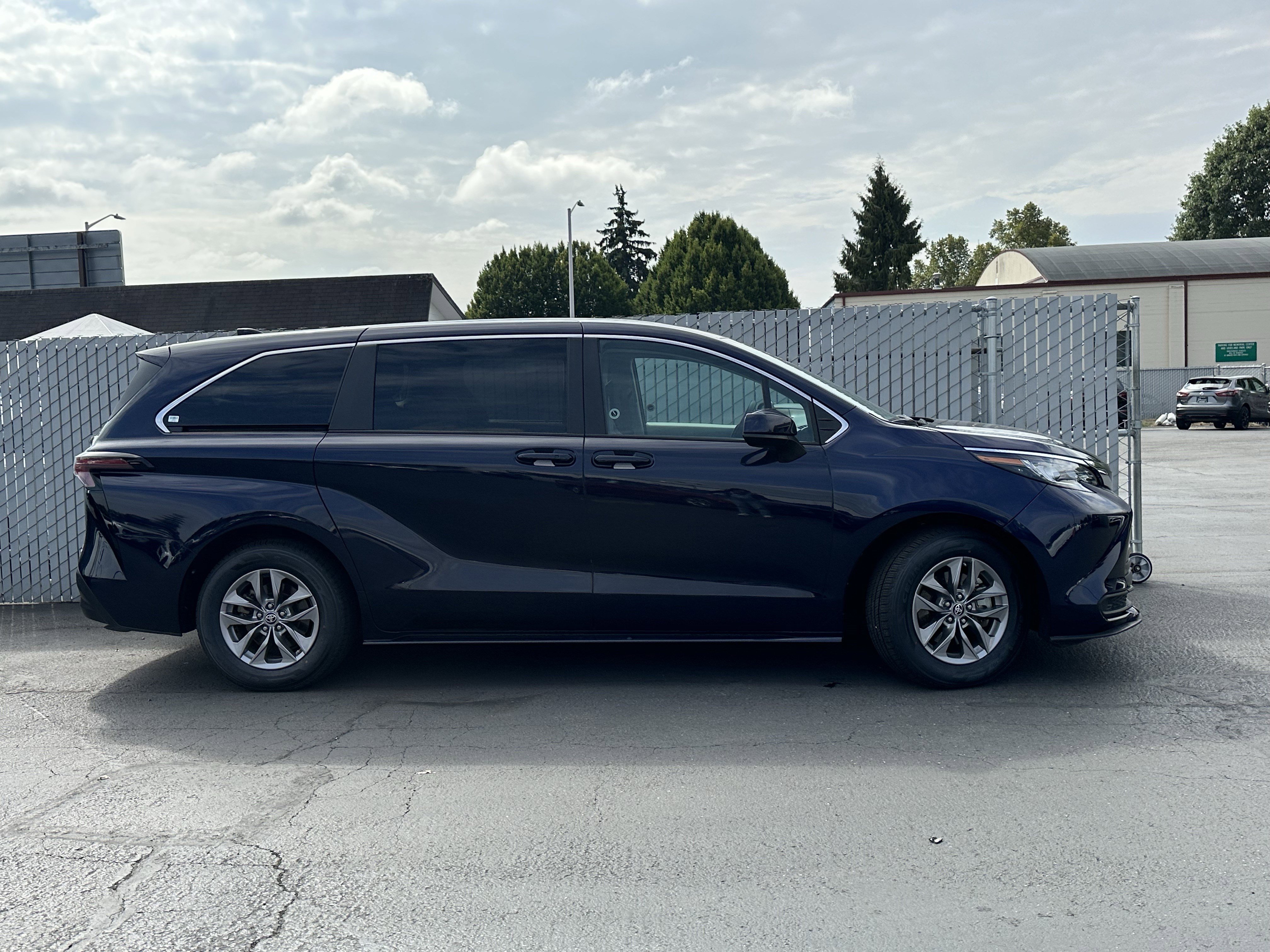 Used 2023 Toyota Sienna LE image 5