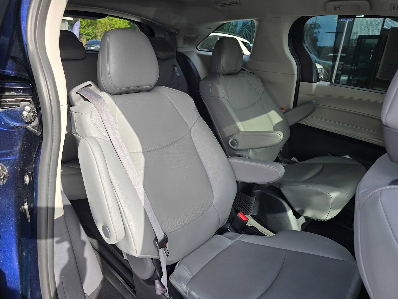 Used 2022 Toyota Sienna XLE image 13