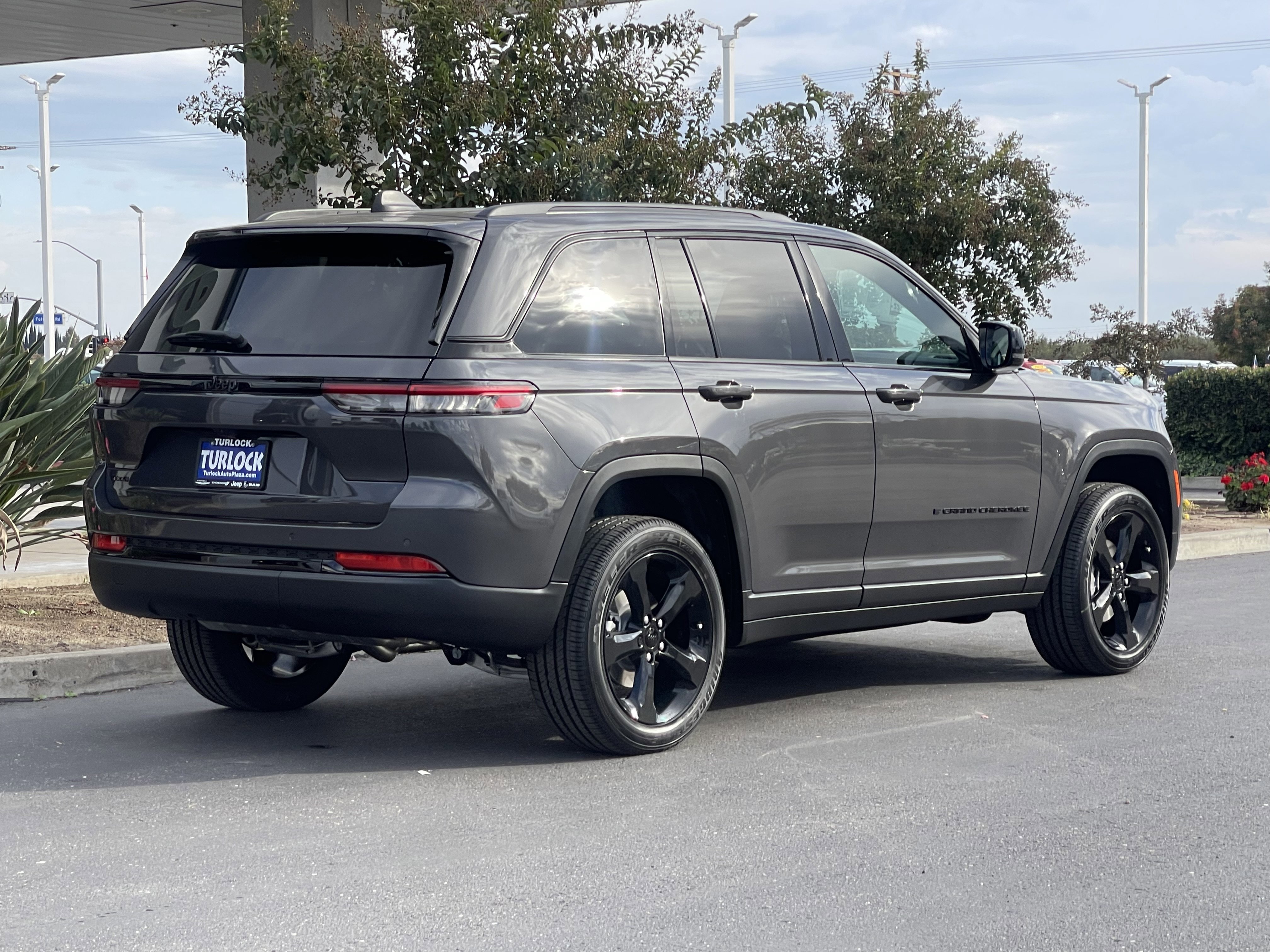 New 2025 Jeep Grand Cherokee Altitude image 7