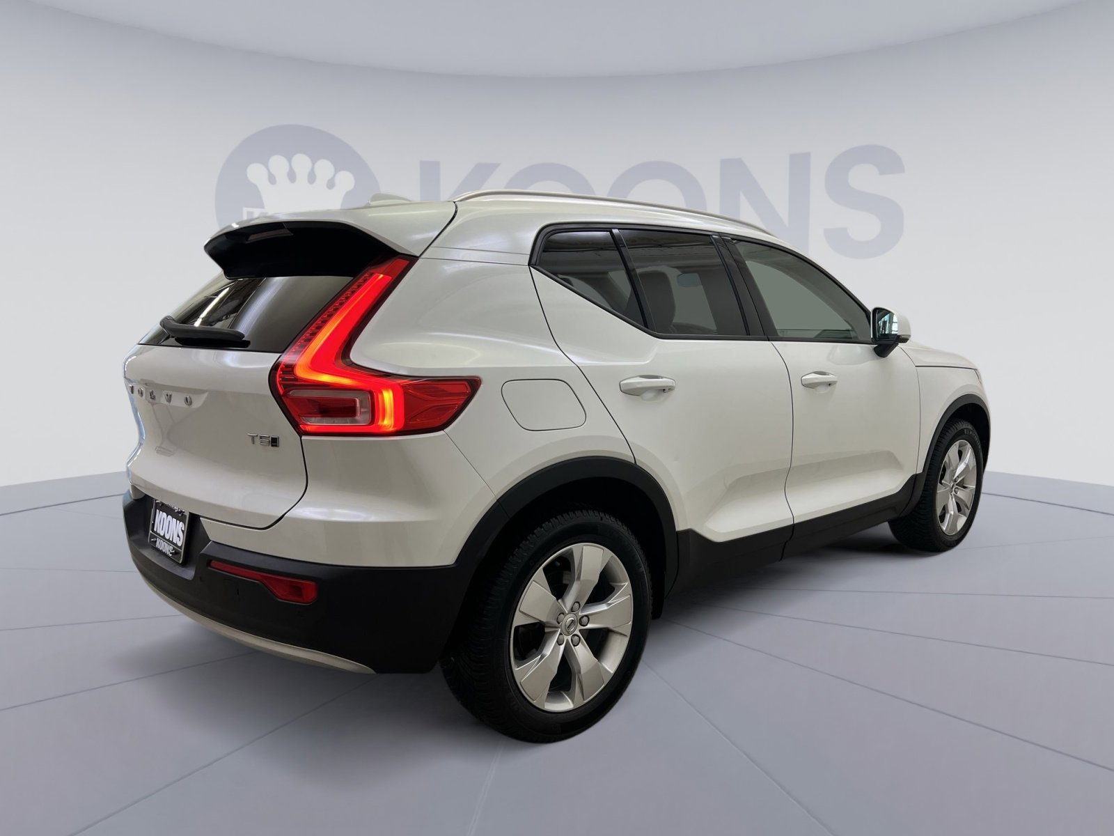 Used 2021 Volvo XC40 T5 Momentum w/ Premium Package image 5