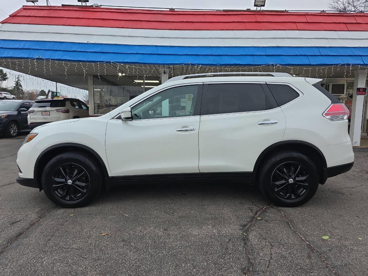 Used 2015 Nissan Rogue SV w/ SV Moonroof Package image 3