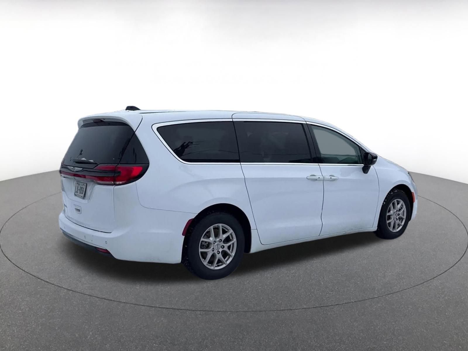 Used 2024 Chrysler Pacifica Touring-L image 14