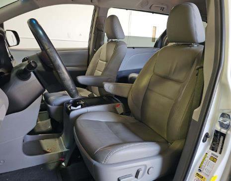 Used 2016 Toyota Sienna XLE Premium FWD image 6