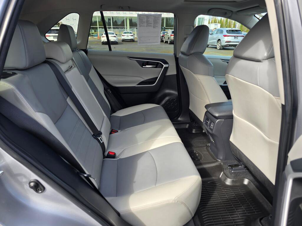 Used 2022 Toyota RAV4 XLE Premium image 25