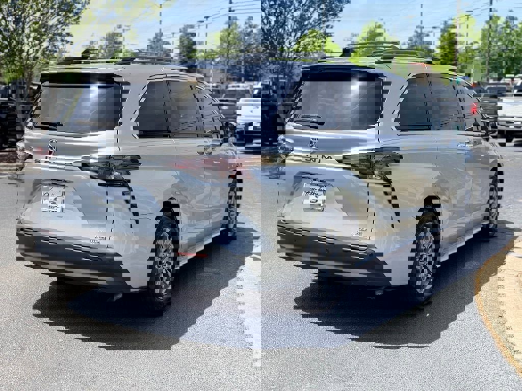 Used 2023 Toyota Sienna XLE image 7