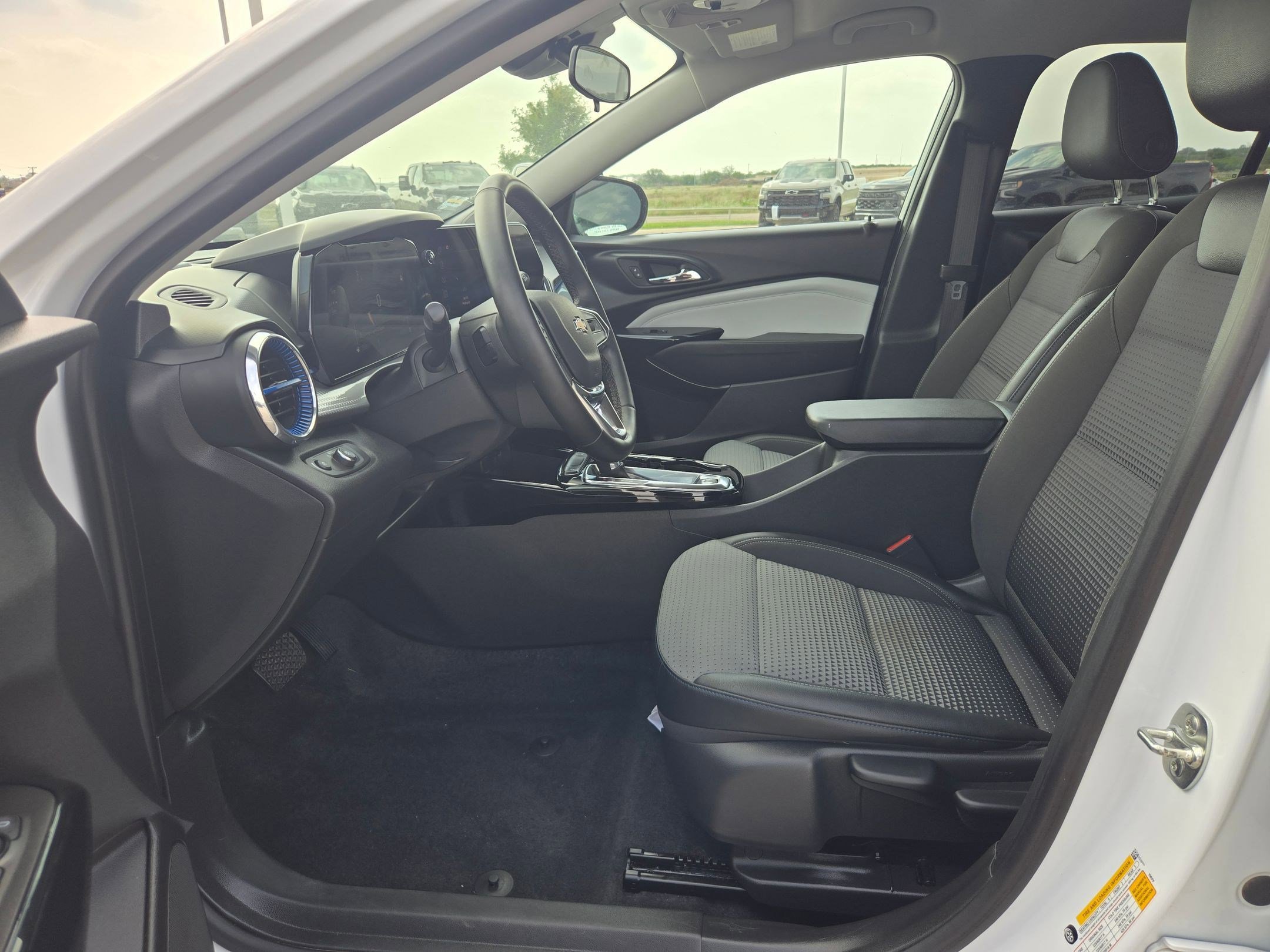 Certified 2025 Chevrolet Trax LT w/ Driver Confidence Package FWD image 9