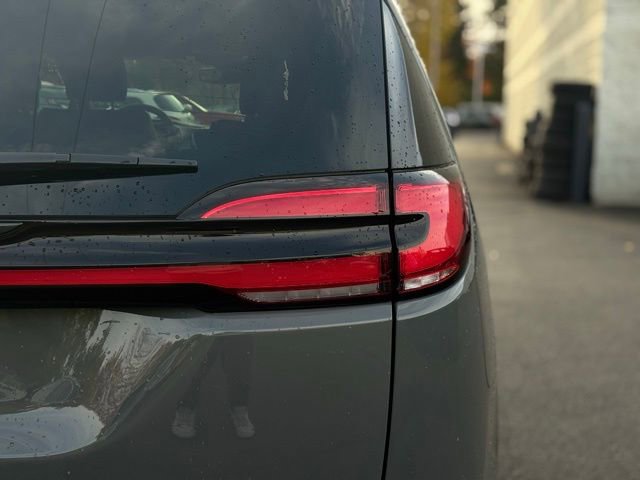 Used 2025 Chrysler Pacifica Limited image 8
