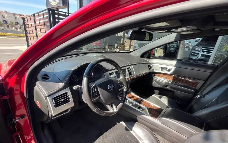 Used 2015 Jaguar XF Portfolio image 9