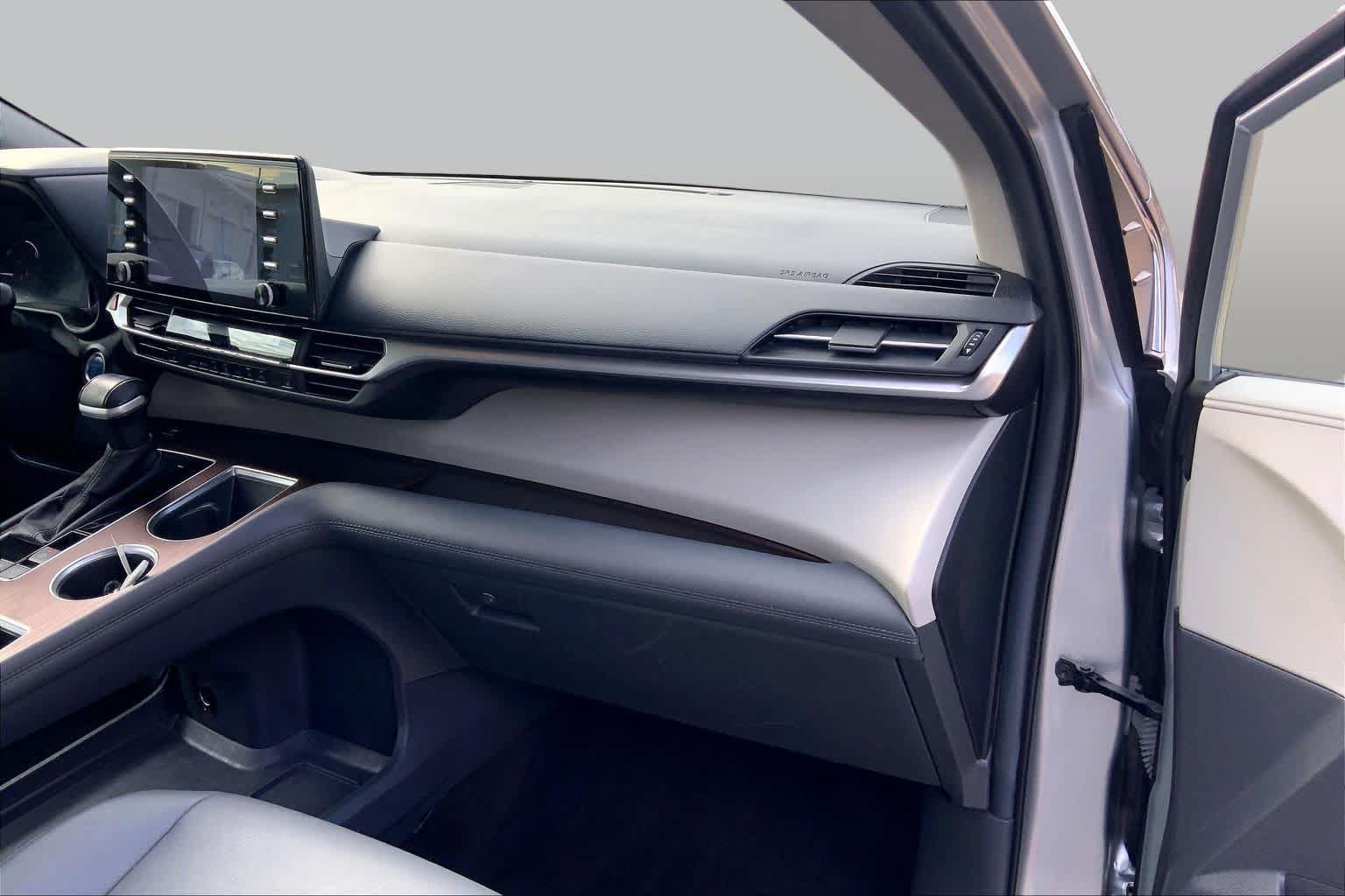 Used 2024 Toyota Sienna XLE FWD image 18