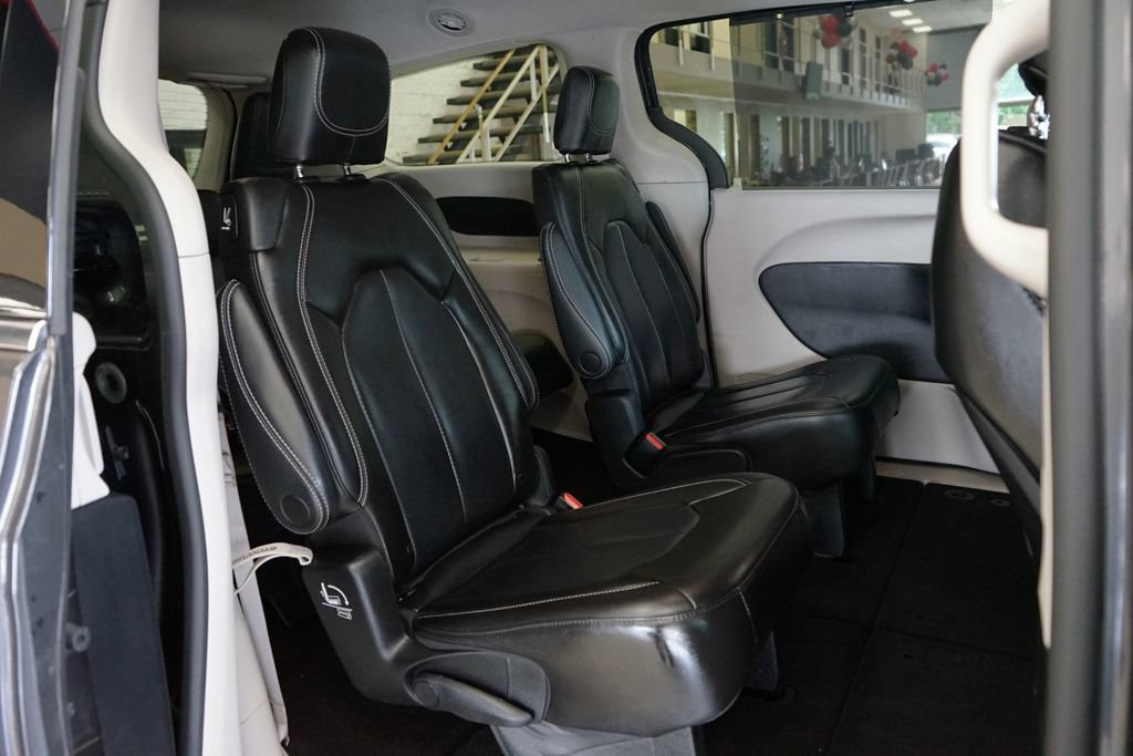 Used 2023 Chrysler Pacifica Touring-L AWD/4WD image 50