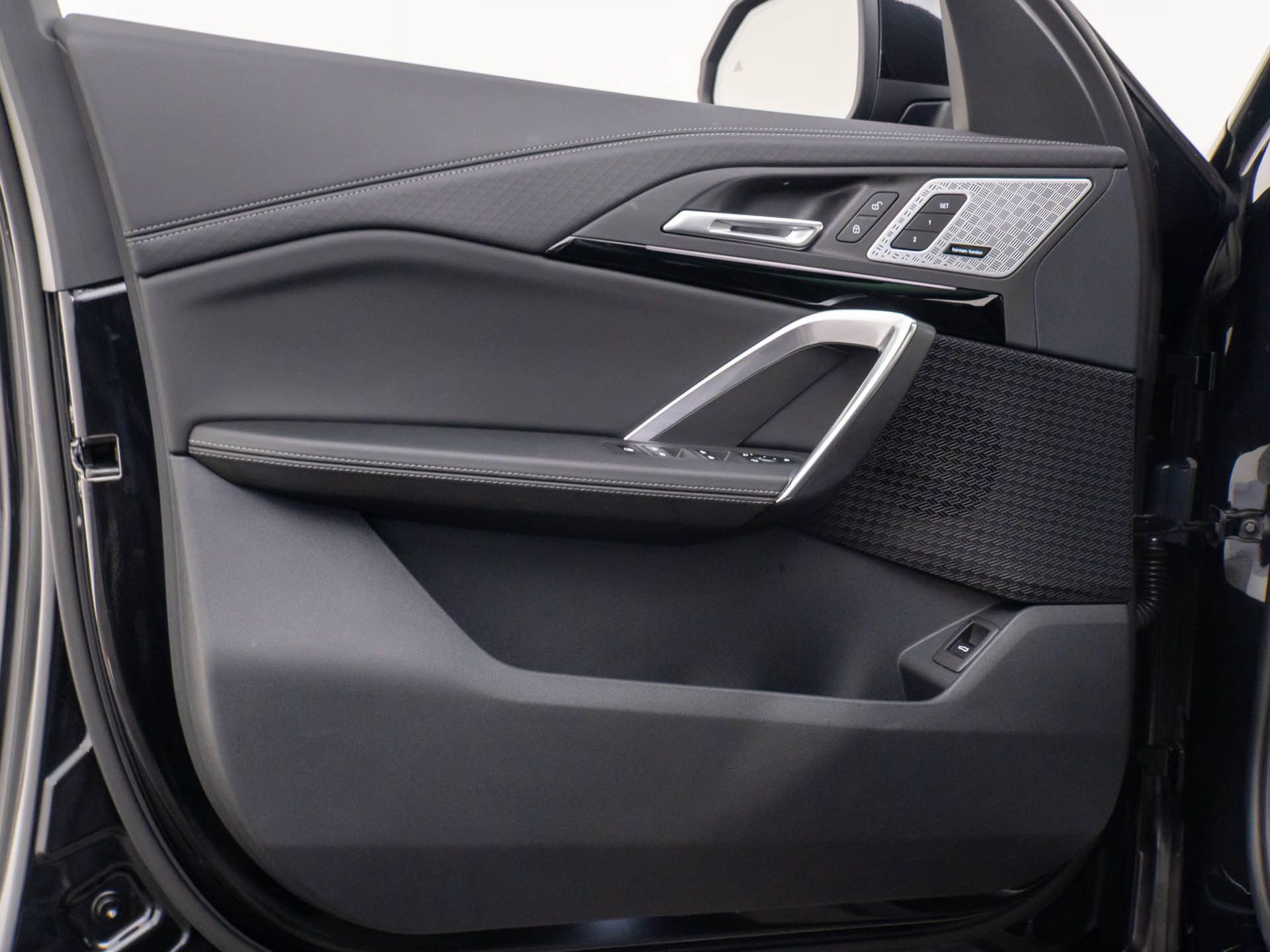 Certified 2025 BMW X2 xDrive28i w/ Premium Package image 14