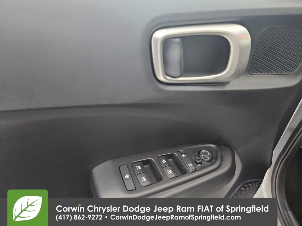 Used 2025 Hyundai Venue SEL FWD image 20