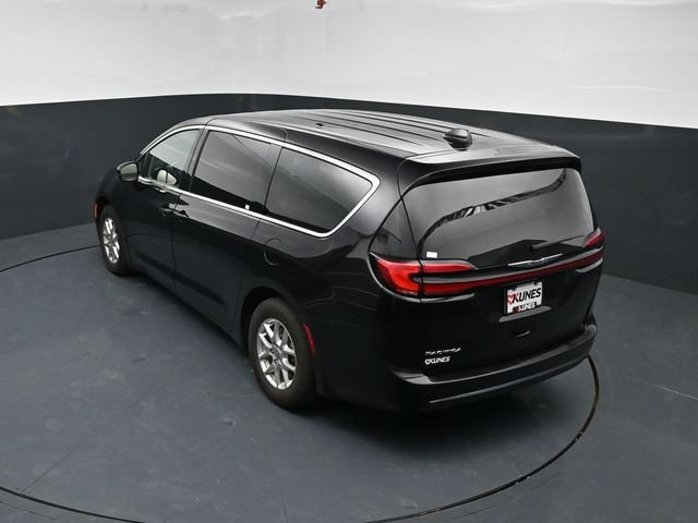 Used 2024 Chrysler Pacifica Touring-L FWD image 38