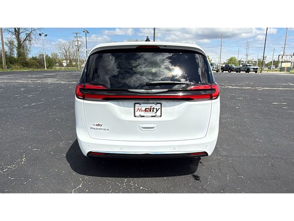 Used 2025 Chrysler Pacifica Select FWD image 6
