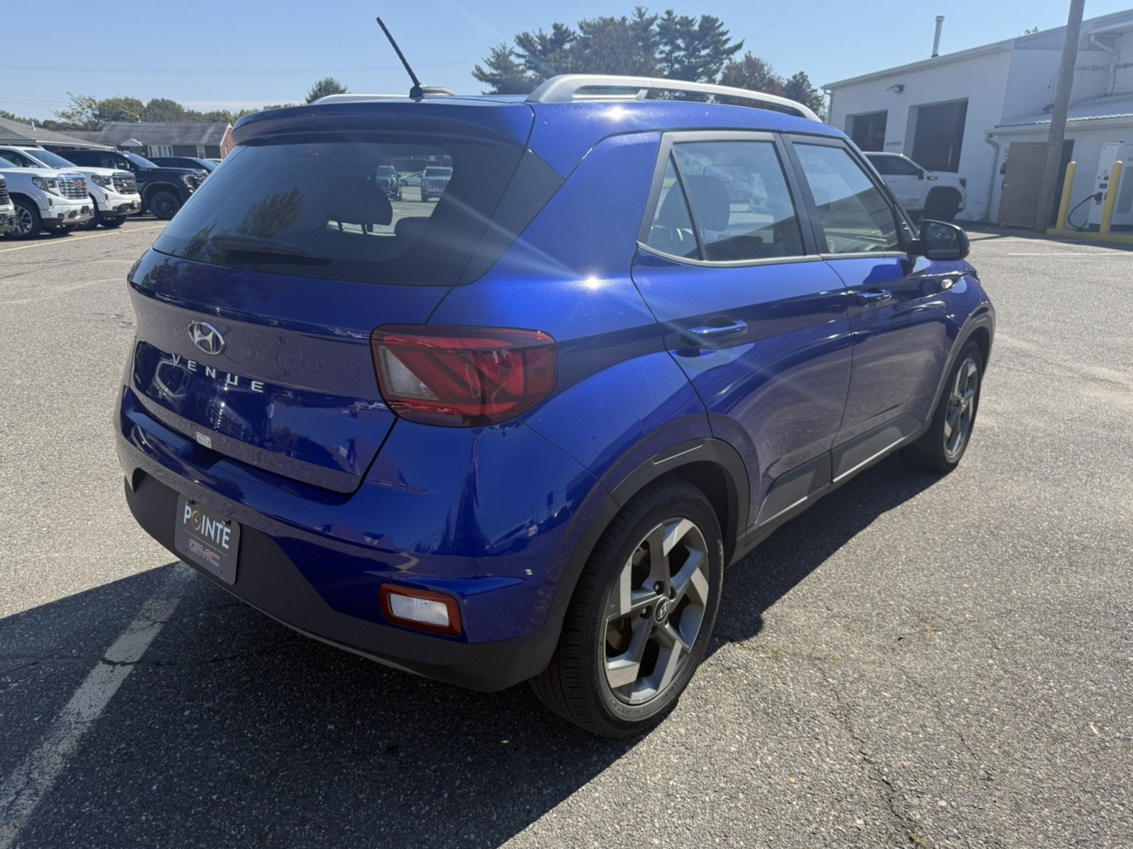 Used 2025 Hyundai Venue SEL FWD image 3