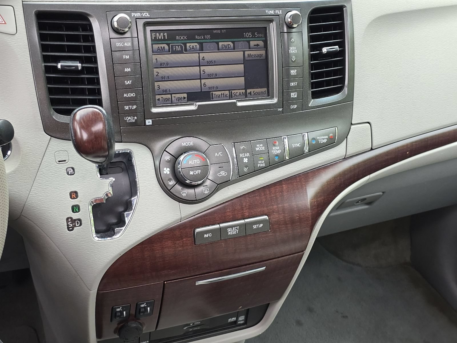 Used 2012 Toyota Sienna XLE w/ Premium Pkg FWD image 30