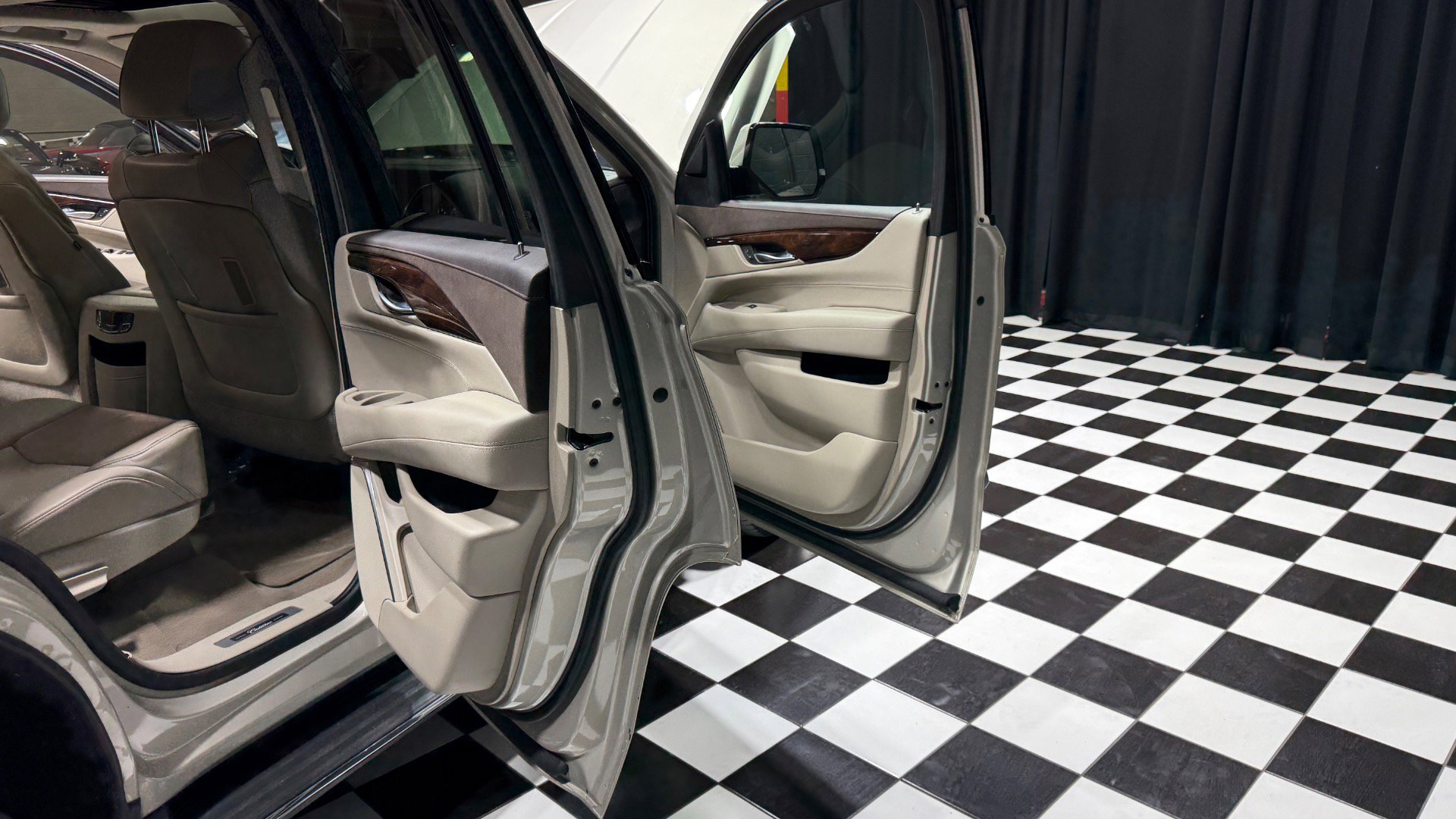 Used 2015 Cadillac Escalade Luxury image 57