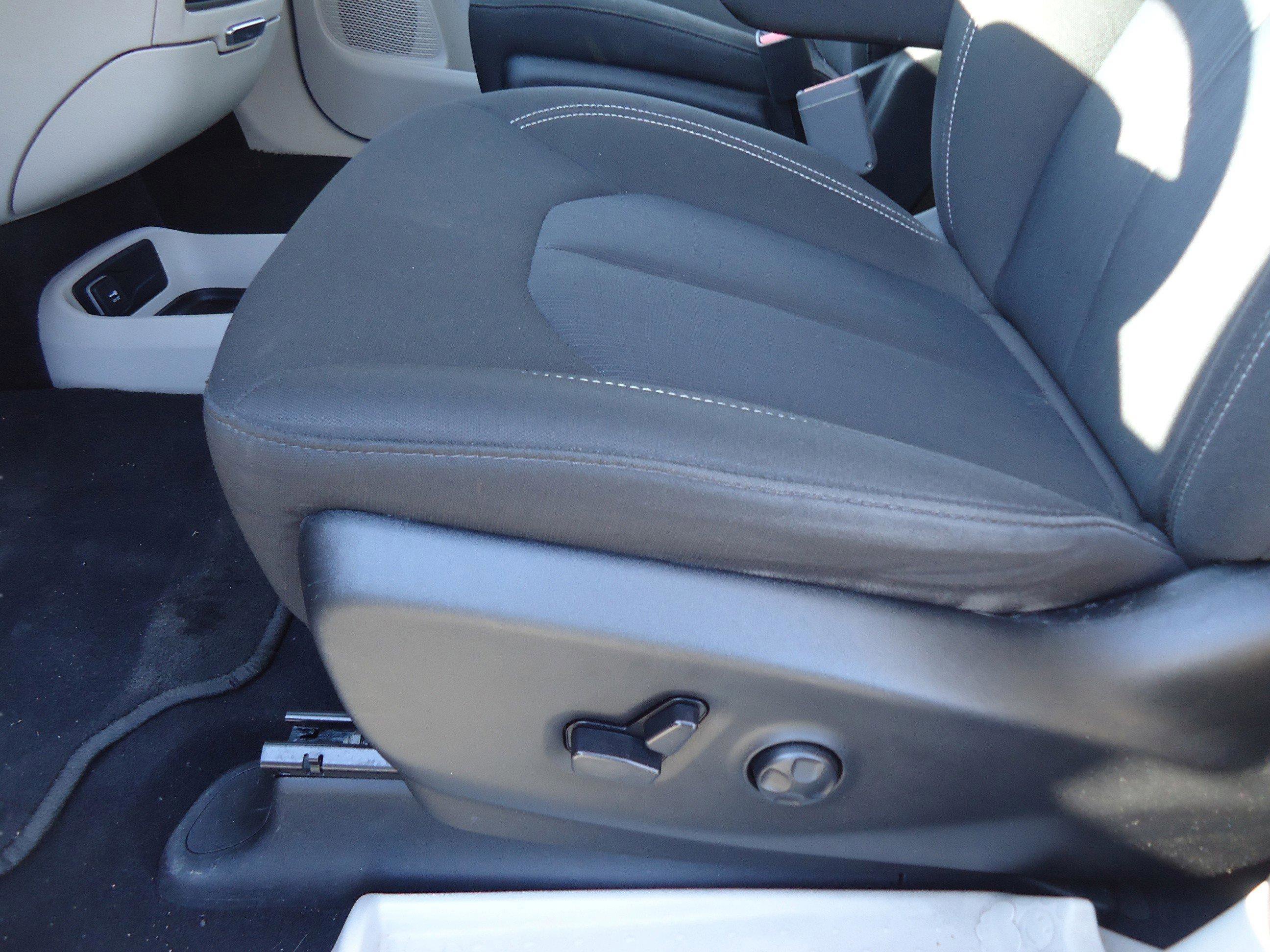 Used 2023 Chrysler Voyager LX image 26