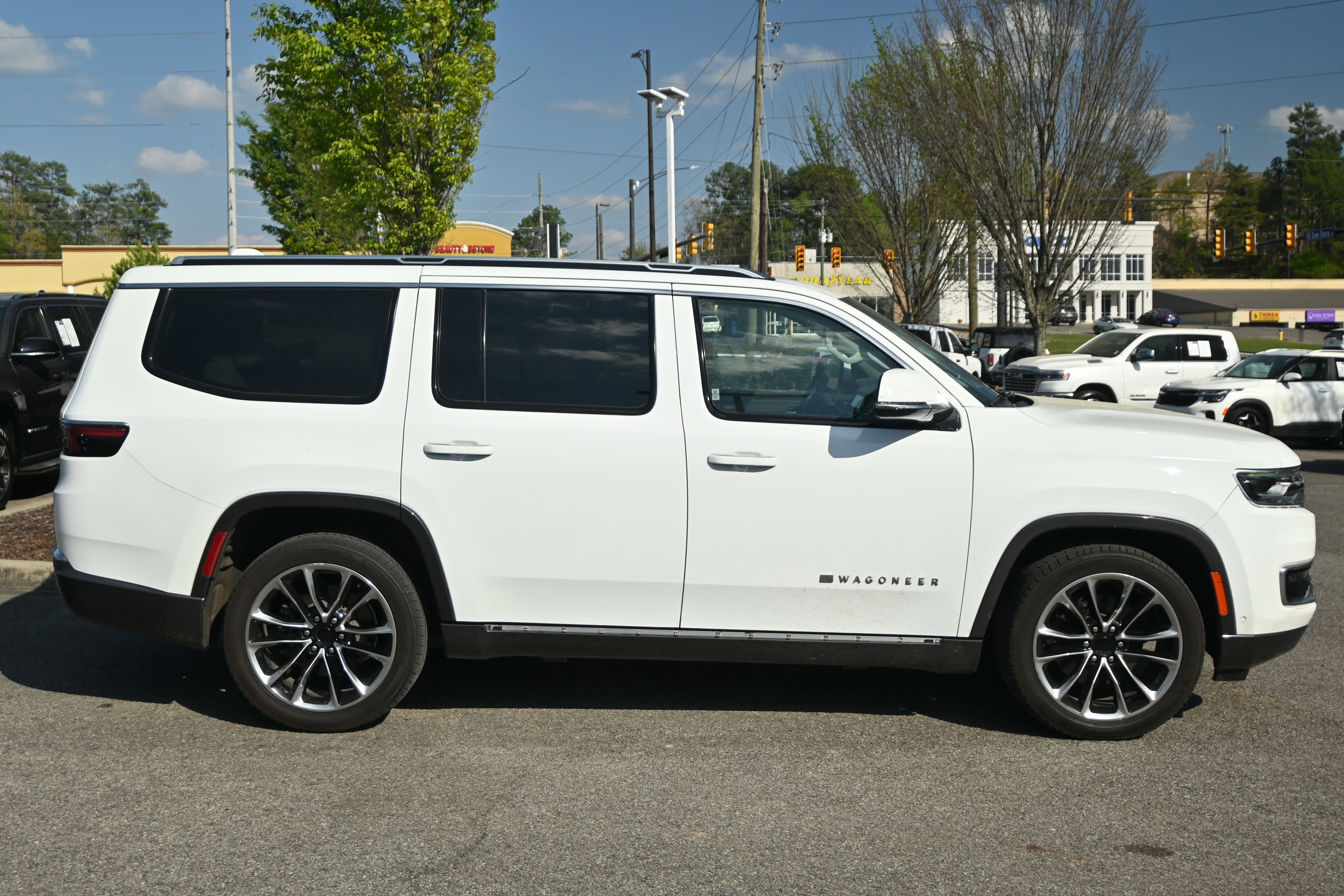 Used 2022 Jeep Wagoneer Series III w/ Premium Group I image 16