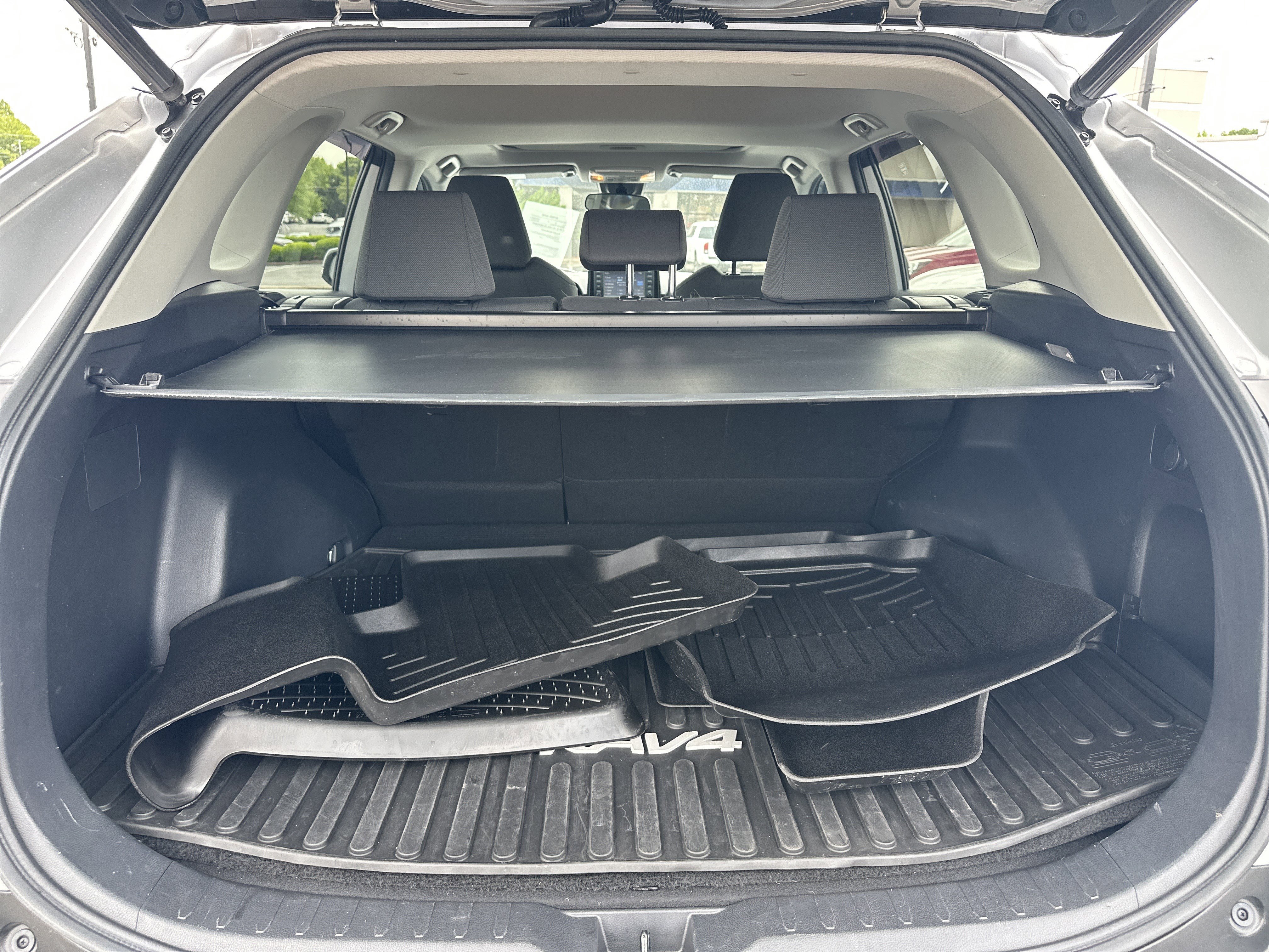 Used 2020 Toyota RAV4 XLE w/ Convenience Package FWD image 22