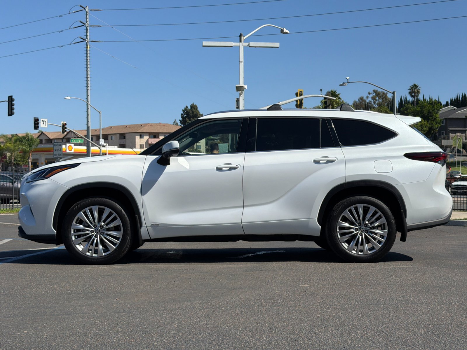 Used 2026 Toyota Highlander Platinum AWD/4WD image 2