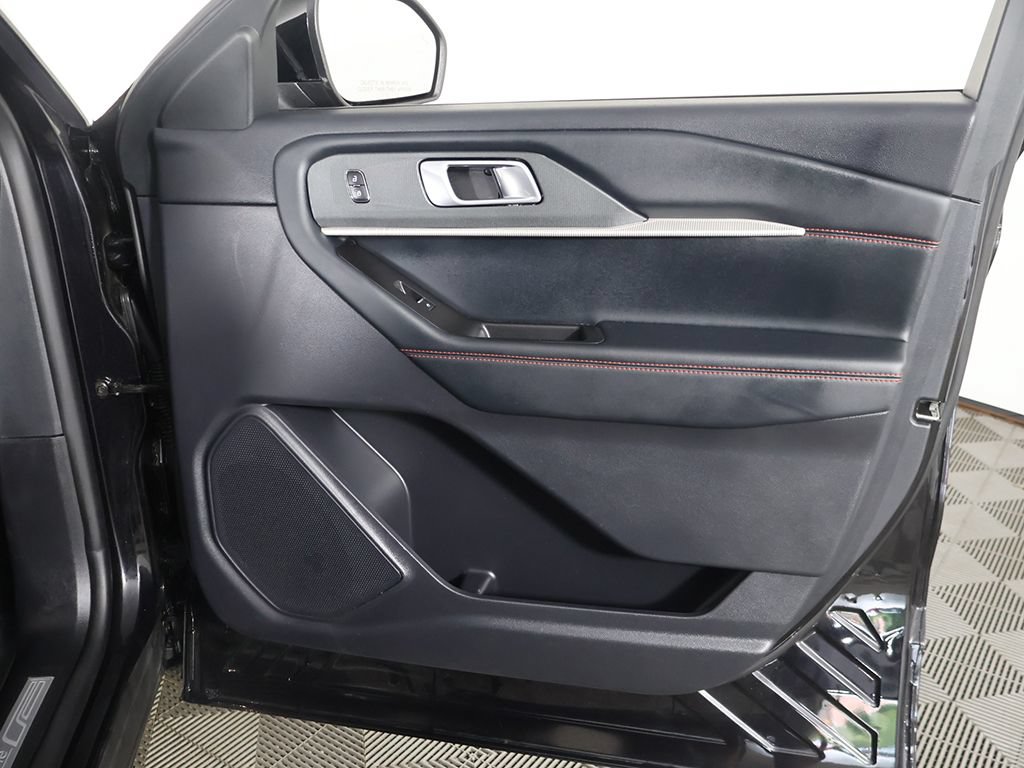 Used 2025 Ford Explorer ST-Line w/ ST-Line Street Pack AWD/4WD image 24