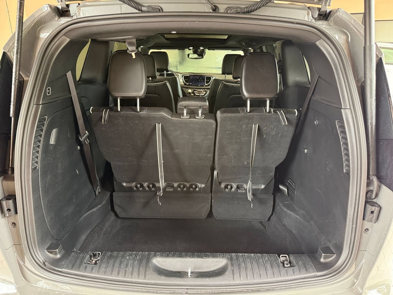 Used 2025 Chrysler Pacifica Limited FWD image 45