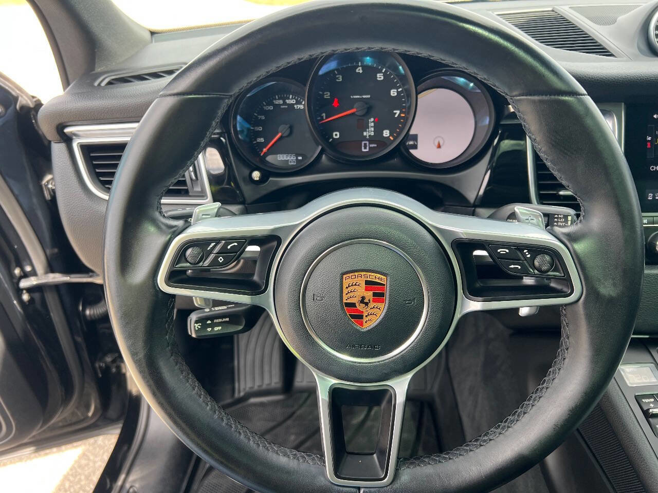 Used 2018 Porsche Macan image 10