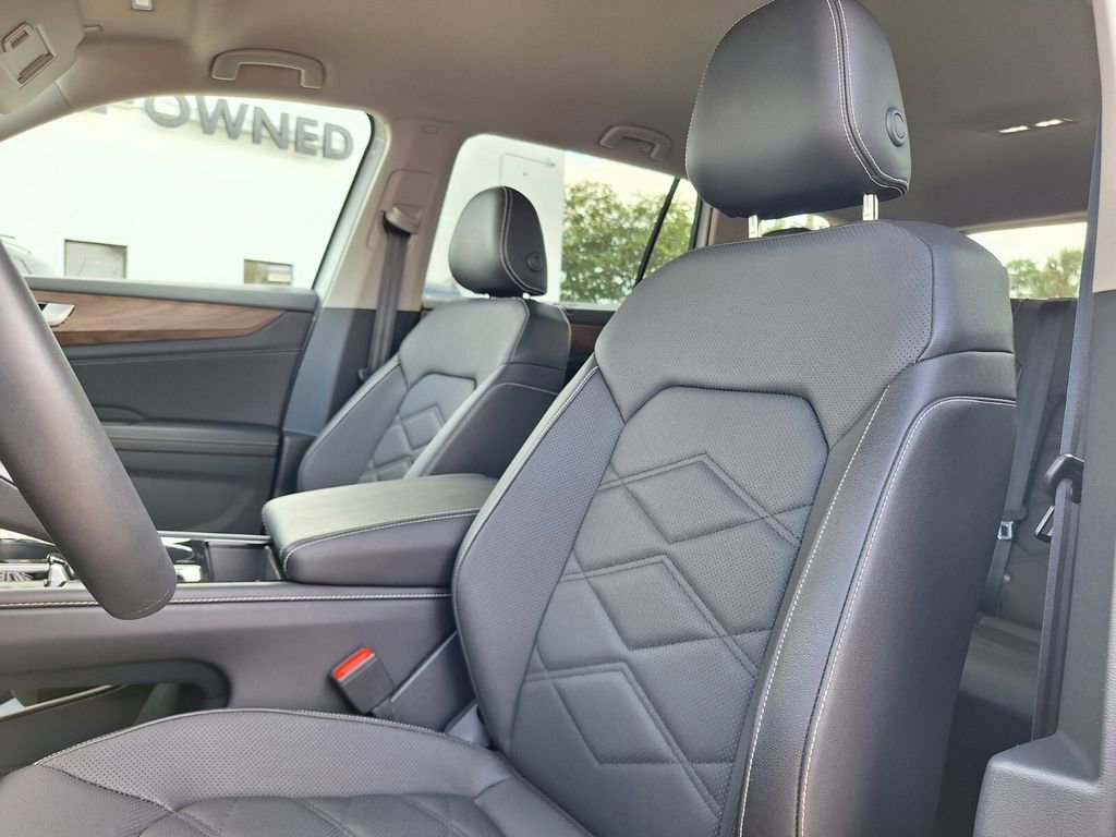 Used 2025 Volkswagen Atlas SE FWD image 24
