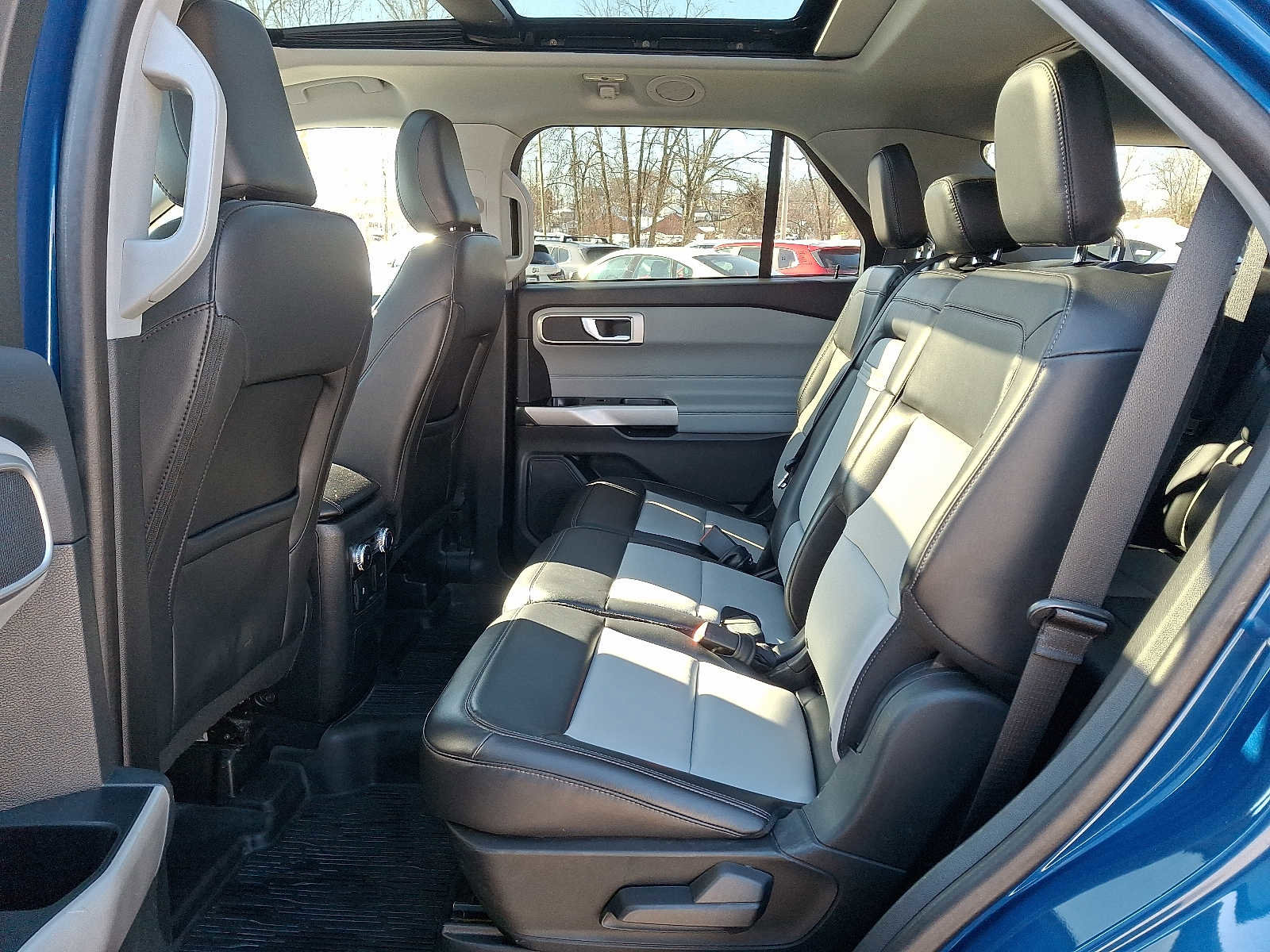 Used 2022 Ford Explorer XLT w/ Equipment Group 202A image 10