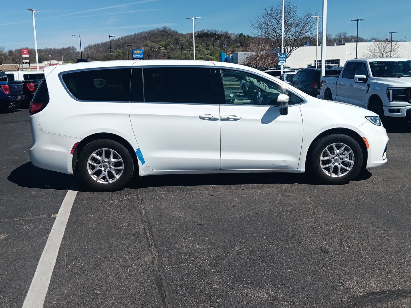 Used 2023 Chrysler Pacifica Touring-L FWD image 3