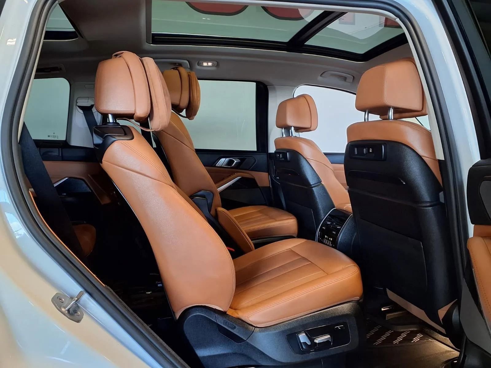 Used 2020 BMW X7 xDrive40i w/ Premium Package image 11