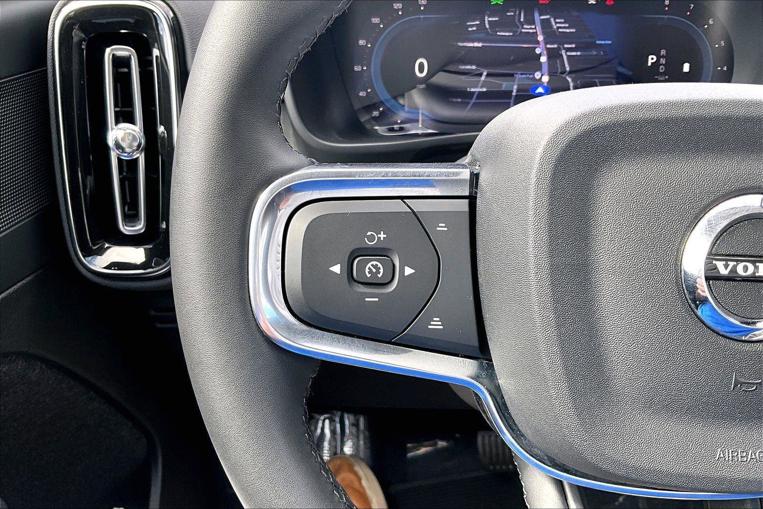 Used 2024 Volvo XC40 B5 Plus image 11