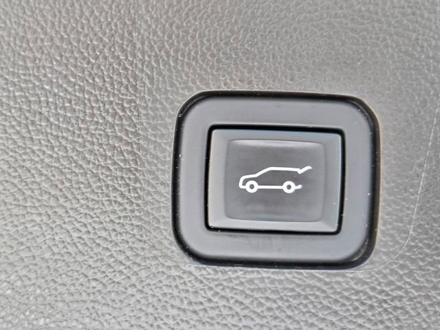 Used 2023 Chevrolet Traverse Premier w/ Redline Edition image 34