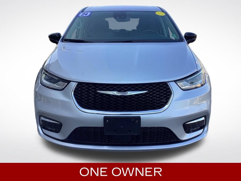 Used 2024 Chrysler Pacifica Touring-L FWD image 2