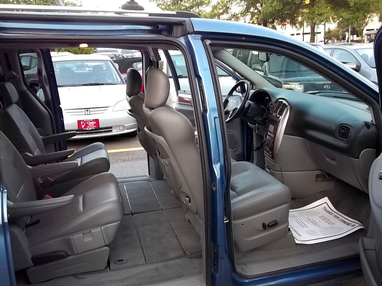 Used 2007 Chrysler Town & Country Limited FWD image 11