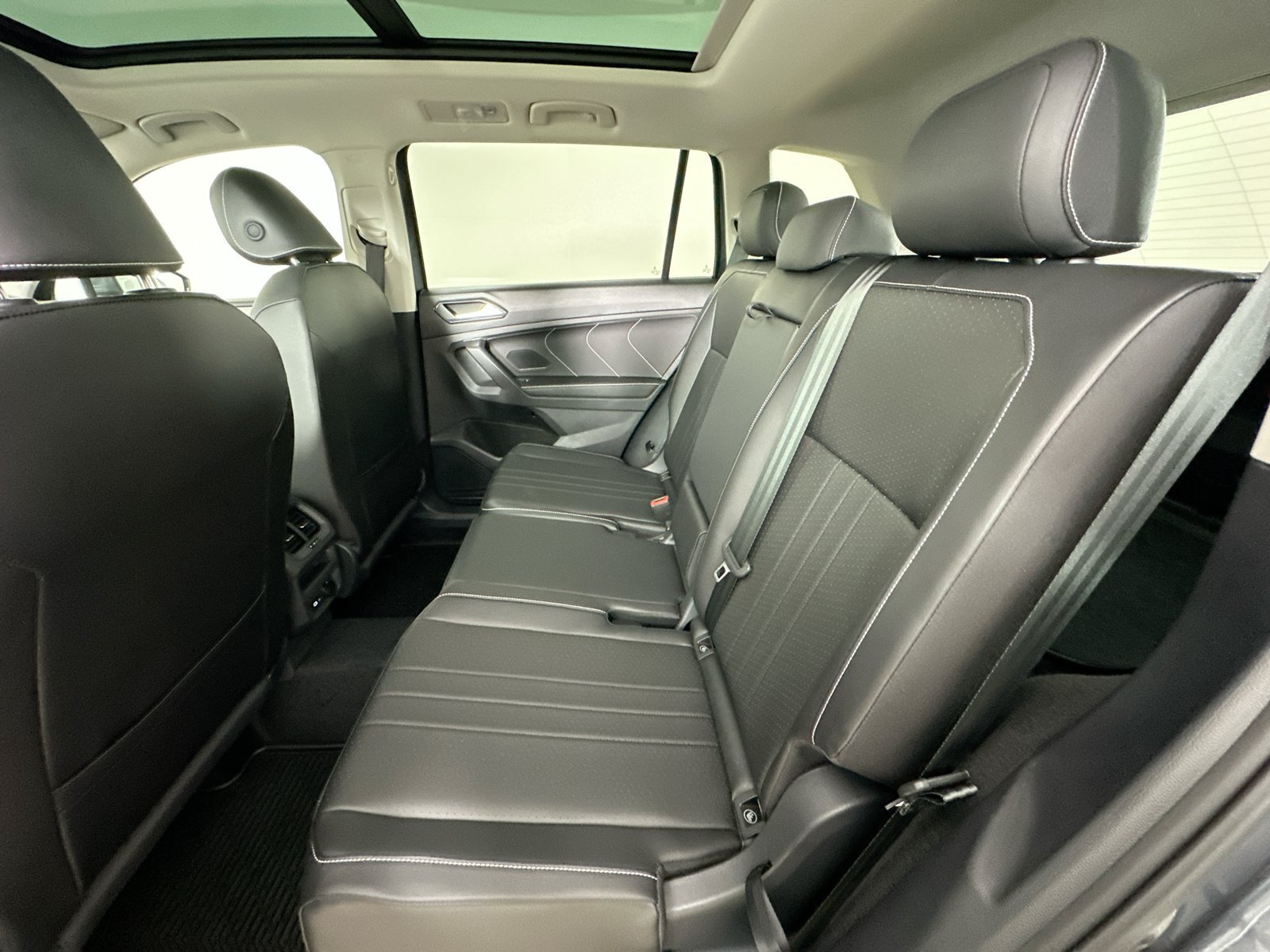Certified 2024 Volkswagen Tiguan SE w/ Panoramic Sunroof Package AWD/4WD image 37