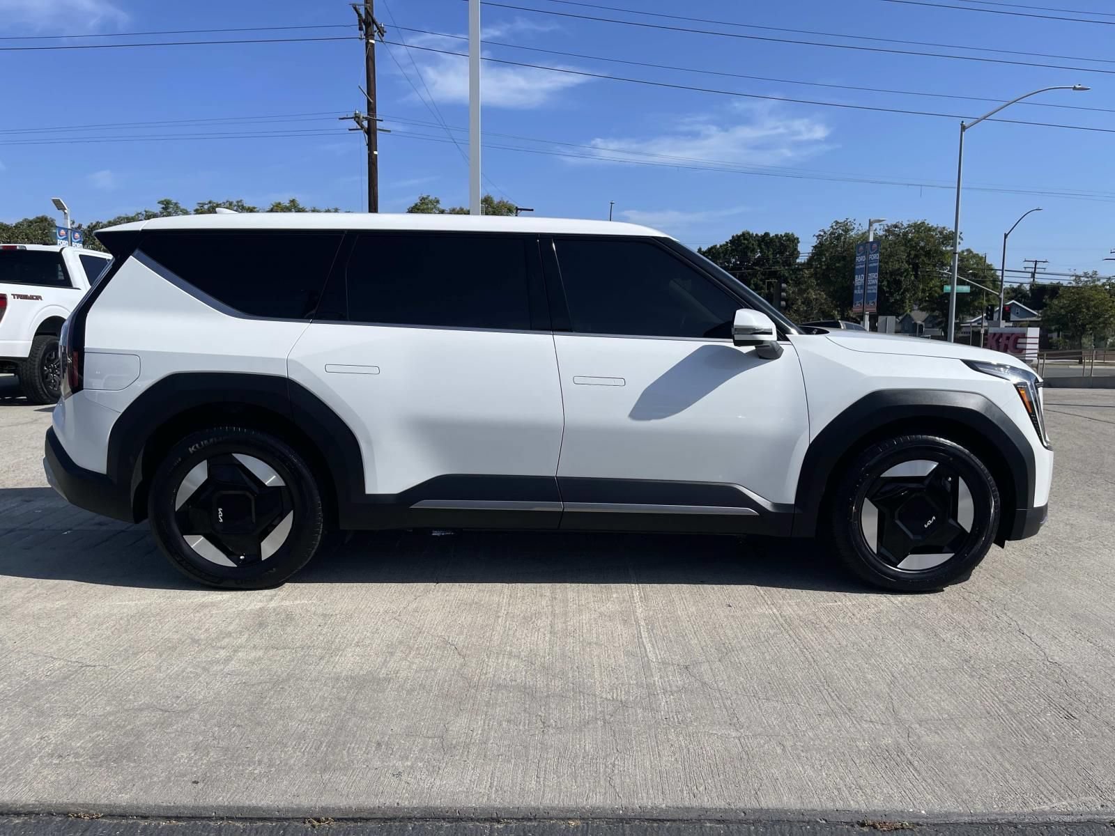 Used 2024 Kia EV9 Light Long Range RWD image 2