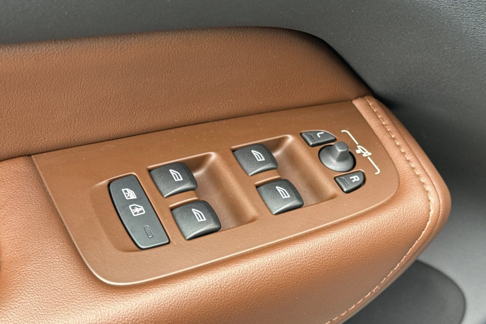 Used 2023 Volvo XC60 T8 Ultimate image 11